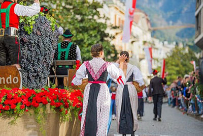 Der Festumzug beim Traubenfest in Meran in Südtirol