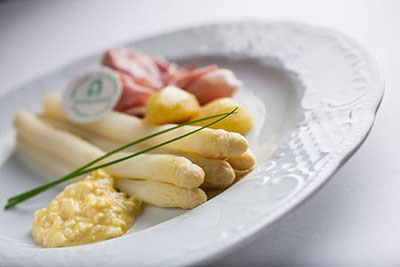 Das berühmte Südtiroler Gericht Margarete Spargel mit gekochtem Schinken, Kartoffeln und Bozner Sauce