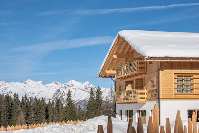 Blick auf die Roner Alm im Winter auf der Rodenecker Alm