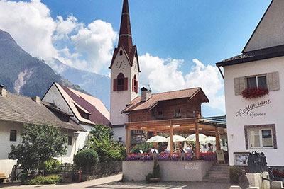 Ristorante Grüner a Certosa in Val Senales: cucina tradizionale altoatesina e italiana, ambiente storico, terrazza soleggiata 