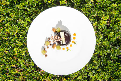 Halbkugel aus Milchschokolade, glasierte Trauben – Mangomark by Hotel Sonnbichl in Dorf Tirol bei Meran - Gourmet Südtirol