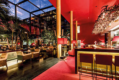 Blick in die Palm Lounge - Cocktailbar in Meran im Thermenhotel in Südtirol