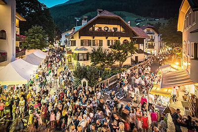 Tauferer Straßenküche a Campo Tures: suggestiva festa estiva con specialità regionali, stand gastronomici e tanti visitatori in Valle Aurina.