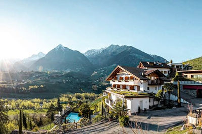 Hotel Weingut Innerleiterhof Schenna – Panorama über Meran, Weinberge, Pool und Weinlounge WEIN.genuss in sonniger Hanglage