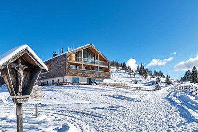 Il rifugio Starkenfeld in inverno sull'Alpe di Rodengo-Luson a Rodengo