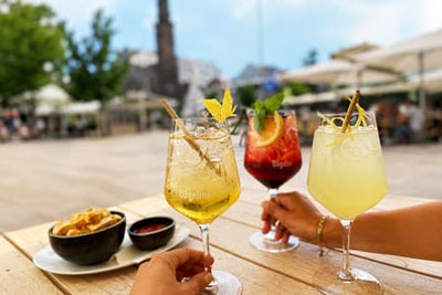 Aperitivo und Cocktails im Vögelino am Waltherplatz in Bozen – entspannte Genussmomente auf der sonnigen Terrasse mitten in Südtirols Landeshauptstadt.