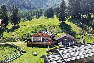 Blick auf die schöne Mauslochalm - Frantschalm auf dem Naturnser Nörderberg oberhalb von Naturns in Südtirol