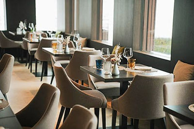 Blick in den hellen und modern eingerichteten Speisesaal vom Restaurant Pizzeria Samyr in Toblach im Pustertal in Südtirol