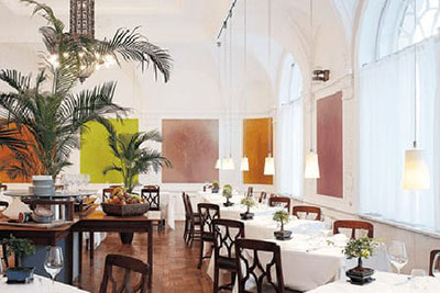 Vista della sala da pranzo in " Stile liberty " del Ristorante Laurin a Bolzano, in Alto Adige