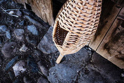 Der Keschtnriggl - ein traditionelles Gerät zum Schälen von gebratenen Kastanien mit Ursprung in Meran in Südtirol