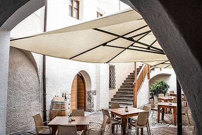 Blick in den historischen Innenhof vom Restaurant und Pizzeria Kolping in Sterzing in Südtirol