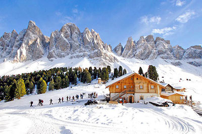 Die Geisleralm in Villnöss in Südtirol im Winter mit Schnee unter den Geislerspitzen  