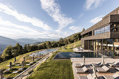 Außenansicht vom Santre dolomythic home Hotel in St. Andrä bei Brixen in Südtirol