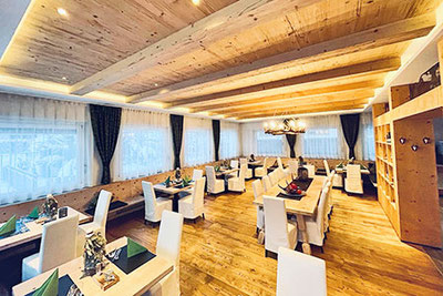 Innenansicht vom Speisesaal vom Restaurant Daimer in Sand in Taufers im Ahrntal