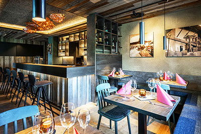 Blick in den Bar- & Restaurantbereich vom Wirtshaus Sapperlot in Tscherms in Südtirol 