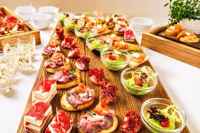 Catering vom Restaurant & Café Cutraun in Partschins mit feinem Fingerfood, Buffets, regionalen Spezialitäten und mediterranen Köstlichkeiten für besondere Anlässe.