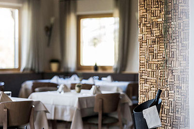 Blick in den schönen Speisesaal mit Panoramablick im Restaurant Schönblick in Völs am Schlern in Südtirol