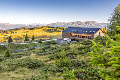 Starkenfeldhütte auf der Rodenecker-Lüsner Alm in Rodeneck im Sommer