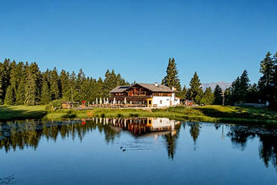 Bergrestaurant Seespitz am Vigiljoch in Südtirol mit Blick auf den See Schwarze Lacke.