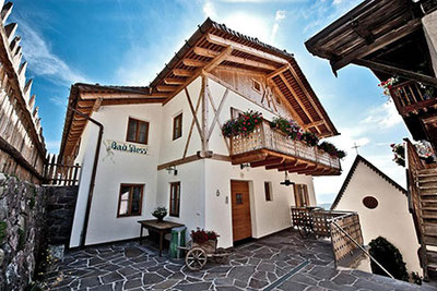 Vista esterna della locanda e dell'hotel Bad Siess a Monte di Mezzo sul Renon in Alto Adige
