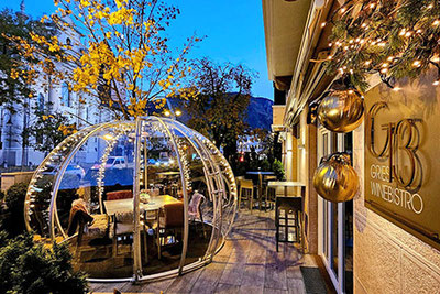 Blick auf die Terrasse mit dem transparenten "G13 Igloo" im G13 Winebistro Restaurant am Grieser Platz in Bozen in Südtirol
