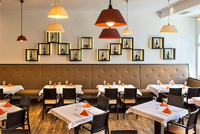 Innenansicht des Kolping Bistro & Café in Meran – stilvolles Restaurant in Südtirol mit modernem Design, gedeckten Tischen und gemütlicher Atmosphäre.