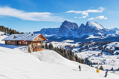 Vista della Tschötsch Alm con le piste da sci e la neve sull'Alpe di Siusi in Alto Adige in inverno