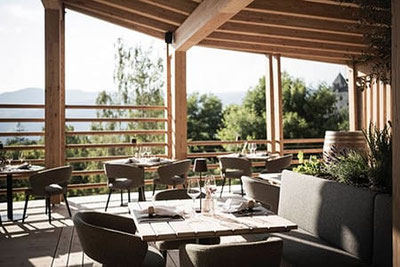 Blick auf die Terrasse vom Restaurant Presulis in Völs am Schlern in Südtirol