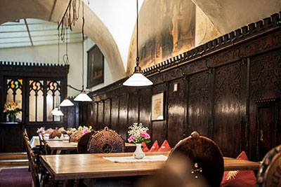 Die gemütliche Goethestube mit ihrer schönen Holzvertäfelung im Wirtshaus Restaurant Vögele in Bozen 