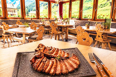 Dry Aged Steak al Ristorante Rosmarie a Plan: specialità di carne alla griglia in un ambiente accogliente con vista panoramica in Val Passiria.