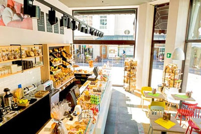 Erb Brot Meran – moderne Cafeteria und Bäckerei in der Freiheitsstraße mit frischen Brotspezialitäten, Konditoreiwaren, Frühstück und gemütlichen Sitzplätzen.