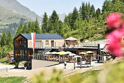 Außenansicht auf die Grünboden Hütte in Pfelders im Passeiertal im Sommer