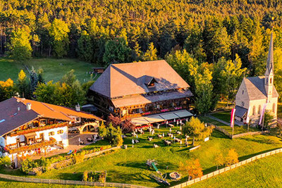 Vista dell'hotel e ristorante Ansitz Kematen a Collalbo sul Renon in Alto Adige