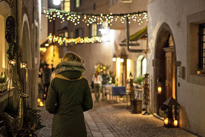 Festlicher Gassladvent in Klausen: Kerzenschein und Weihnachtszauber in Klausen in Südtirol