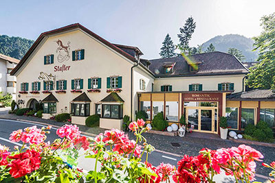 La vista esterna del Romantik Hotel Stafler a Mules, vicino a Vipiteno in Alto Adige