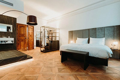Vista su una delle suite splendidamente restaurate dell' albergo META SUITES nel Palazzo Campofranco a Bolzano in Alto Adige