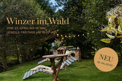 Winzer im Wald im Restaurant Eggile im Chaletdorf Valsegg: Weinverkostung am Naturbadeteich, stimmungsvolle Atmosphäre im Grünen, Event für Genießer in Südtirol.