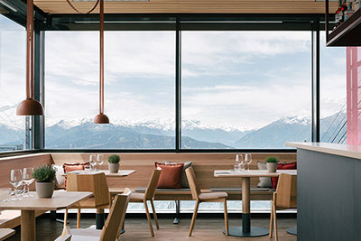 Architektur trifft auf Panorama: Blick vom Cubus Restaurant bei der Bergstation von der Bahn Meran 2000 in Meran in Südtirol