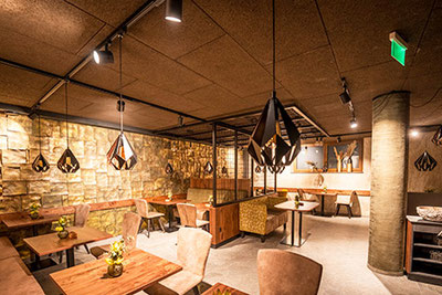 Ambiente moderno al s'Platzl Psairer Beck Bar & Bistro a San Martino in Passiria, con eleganti zone salotto, luci soffuse e un'atmosfera accogliente.