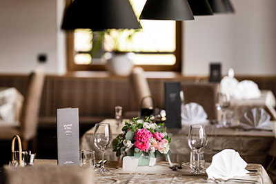 Vista sulla sala da pranzo del Rommisa - Ristorante e Bar a Vila di Sopra, Perca in Val Pusteria in Alto Adige