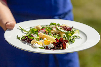 Insalata di asparagi con uova e cigorie di montagna del marchio Gallo Rosso, consigliato dalla contadina Helene Schwarz.