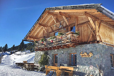 Außenansicht der Getrum Alm im Winter im Sarntal in Südtirol