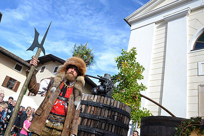 Die „letzte Traubenfuhre“ in Südtirol feiert in Eppan den Abschluss der Weinernte. Besucher genießen frischen Most, regionale Weine und traditionelle Törggele-Spezialitäten.