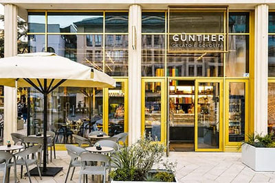 Günther Gelato & Golosità al Walther Park di Bolzano, con una terrazza moderna, un'elegante gelateria e l'atmosfera della dolce vita italiana nel cuore della città.