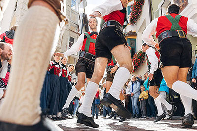 Schuplattler beim traditionellen Gassltörggelen in Klausen in Südtirol 