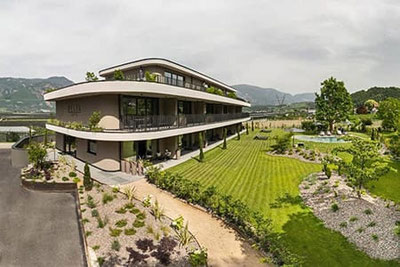 BELIA Lofts in Eppan: modernes Adults-Only-Apartmenthaus mit Terrassen, großem Garten, Naturpool und Blick auf Weinberge und Berge in Südtirol.