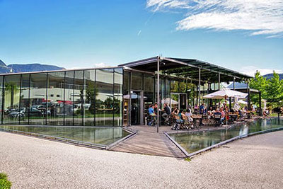 Moderno bistrot Salewa Bivac a Bolzano con terrazza e vasca d'acqua, popolare punto d'incontro per la cucina regionale e gli eventi estivi all'aperto.