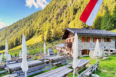 Blick auf die wunderschöne und urige Prantacher Alm - Fartleisalm oberhalb von St. Martin in Passeier