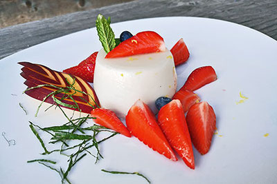 La panna cotta ai fiori di sambuco dell'Alto Adige è un dessert leggero e rinfrescante del marchio Gallo Rosso, consigliato dalla contadina Margit Stabinger.