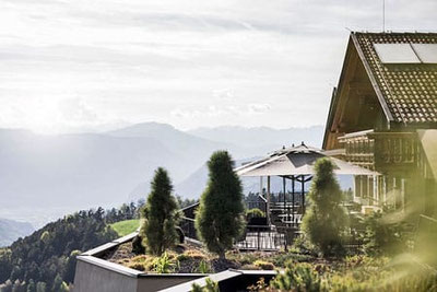 Panoramaterrasse des Restaurants Schönblick in Völs am Schlern mit Blick auf die Bergwelt Südtirols – ein Ort für Genuss, Ruhe und beeindruckende Weitsicht.